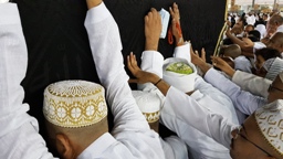 Huzoor-e-'Aali (tus) offering Du'aa for Mumineen near Mustajaar